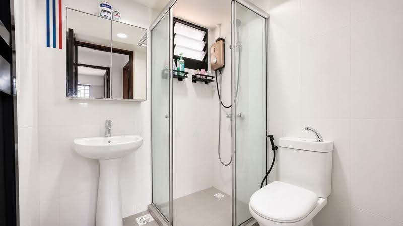 467A Bukit Batok West Avenue 9, 467A Bukit Batok West Avenue 9, Dairy Farm / Bukit Panjang / Choa Chu Kang, 2 Bedrooms, 732 sqft, HDB Flat For Sale, by Asyraaf TCR, 500247243 - Bathroom - PropertyGuru.com.sg