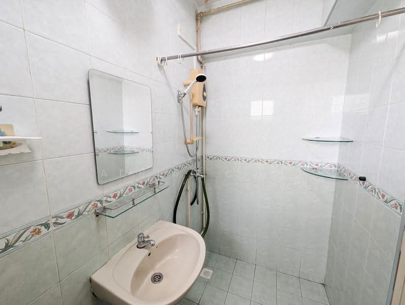 199A Punggol Field, 199A Punggol Field, Hougang / Punggol / Sengkang, 3 Bedrooms, 1,184 sqft, HDB Flat For Rent, by Adrian Chua, 500247264 - Bathroom - PropertyGuru.com.sg