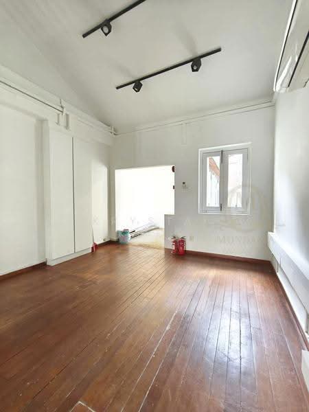 White Quaint Shophouse with Attic in the Heart of Telok Ayer, Amoy Street Craig Road Tras Street, Chinatown / Tanjong Pagar, 1,000 sqft, Office For Rent, by Krystal Khor, 500247297 - Interior - CommercialGuru.com.sg