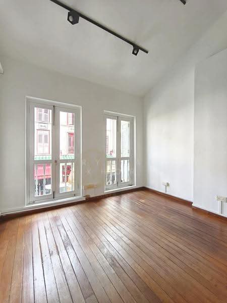 White Quaint Shophouse with Attic in the Heart of Telok Ayer, Amoy Street Craig Road Tras Street, Chinatown / Tanjong Pagar, 1,000 sqft, Office For Rent, by Krystal Khor, 500247297 - Interior - CommercialGuru.com.sg