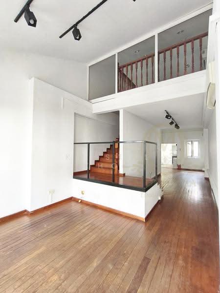 White Quaint Shophouse with Attic in the Heart of Telok Ayer, Amoy Street Craig Road Tras Street, Chinatown / Tanjong Pagar, 1,000 sqft, Office For Rent, by Krystal Khor, 500247297 - Living Room - CommercialGuru.com.sg