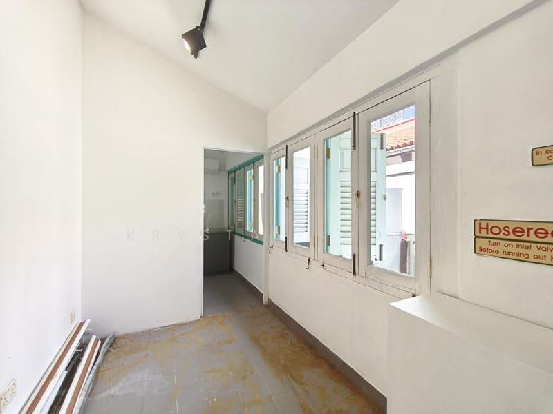 White Quaint Shophouse with Attic in the Heart of Telok Ayer, Amoy Street Craig Road Tras Street, Chinatown / Tanjong Pagar, 1,000 sqft, Office For Rent, by Krystal Khor, 500247297 - Interior - CommercialGuru.com.sg