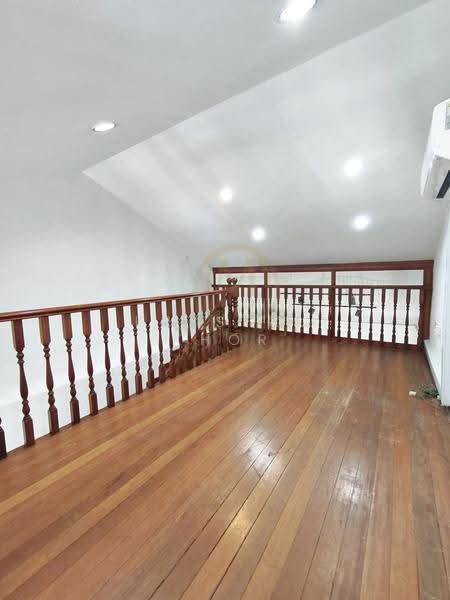 White Quaint Shophouse with Attic in the Heart of Telok Ayer, Amoy Street Craig Road Tras Street, Chinatown / Tanjong Pagar, 1,000 sqft, Office For Rent, by Krystal Khor, 500247297 - Interior - CommercialGuru.com.sg