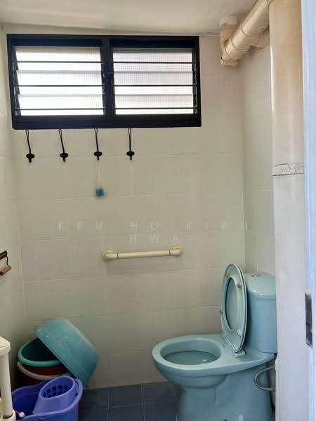 129 Bedok North Street 2, 129 Bedok North Street 2, Bedok / Upper East Coast, 2 Bedrooms, 721 sqft, HDB Flat For Sale, by Ken Ho Kian Hwa, 500247301 - Bathroom - PropertyGuru.com.sg