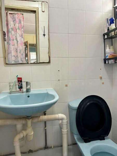 129 Bedok North Street 2, 129 Bedok North Street 2, Bedok / Upper East Coast, 2 Bedrooms, 721 sqft, HDB Flat For Sale, by Ken Ho Kian Hwa, 500247301 - Bathroom - PropertyGuru.com.sg
