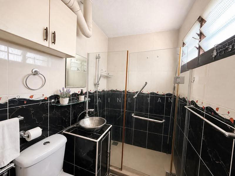 235 Serangoon Avenue 3, 235 Serangoon Avenue 3, Hougang / Punggol / Sengkang, 3 Bedrooms, 1,130 sqft, HDB Flat For Sale, by Jermaine Tan, 500247330 - Master Bathroom - PropertyGuru.com.sg