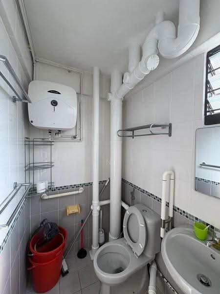 209 Yishun Street 21, 209 Yishun Street 21, Sembawang / Yishun, 3 Bedrooms, 1,302 sqft, HDB Flat For Rent, by Bryan Teh, 500247361 - Bathroom - PropertyGuru.com.sg