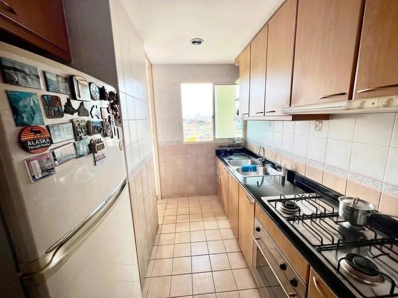 Yishun Emerald, 20 Canberra Drive, Sembawang / Yishun, 2 Bedrooms, 1,023 sqft, Condominium For Sale, by Clara Lian, 500247404 - Kitchen - PropertyGuru.com.sg