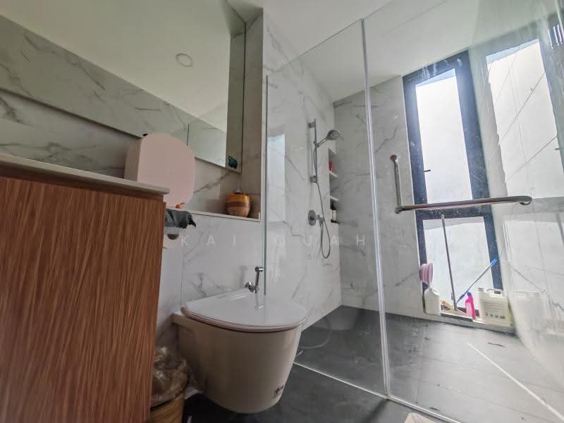 Freehold Landed in D15 - Modern Design with EV + Solar Equipped | in Frankel Opera Estate Area, Opera Estate / Frankel / Siglap / Carmen / Fidelio, East Coast / Marine Parade, 5 Bedrooms, 7,545 sqft, Semi-Detached House For Sale, by Kai Quah, 500247409 - Bathroom - PropertyGuru.com.sg