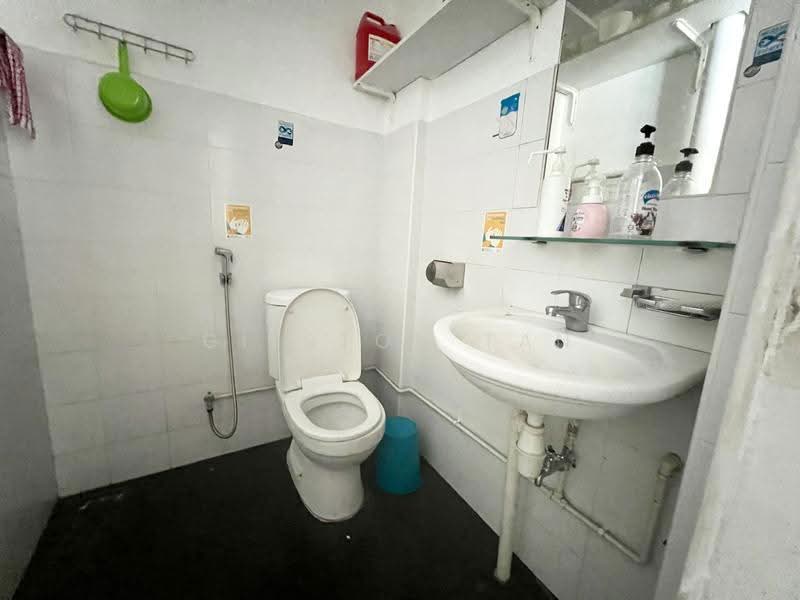 Heavy Human Traffic HDB 1/2 Shop for Rent, Aljunied Ave 2, Eunos / Geylang / Paya Lebar, 350 sqft, Shop / Shophouse For Rent, by Gilston Tan, 500247460 - Bathroom - CommercialGuru.com.sg