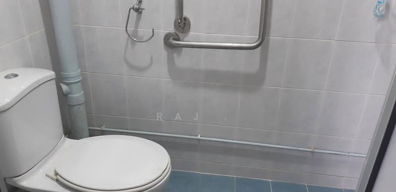 243 Tampines Street 21, 243 Tampines Street 21, Pasir Ris / Tampines, 2 Bedrooms, 735 sqft, HDB Flat For Rent, by Raj ., 500247492 - Bathroom - PropertyGuru.com.sg