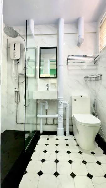 115 Bukit Merah Central, 115 Bukit Merah Central, Alexandra / Commonwealth, 3 Bedrooms, 1,259 sqft, HDB Flat For Sale, by Deborah Evangeline Gan, 500247502 - MBR Bathroom - PropertyGuru.com.sg