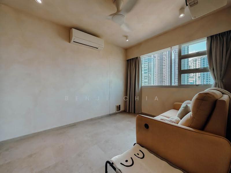 130B Lorong 1 Toa Payoh, 130B Lorong 1 Toa Payoh, Balestier / Toa Payoh, 2 Bedrooms, 732 sqft, HDB Flat For Sale, by Benji Chia, 500247521 - Living Room - PropertyGuru.com.sg