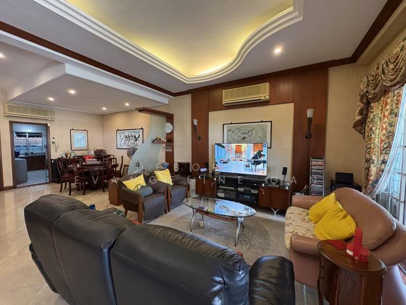 Upper changi road north, Mariam Wy/ Jln Mariam/ Jln Kelempong/ Upper changi road north, Changi Airport / Changi Village, 5 Bedrooms, 2,800 sqft, Terraced House For Sale, by Deborah Evangeline Gan, 500247533 - Living Room - PropertyGuru.com.sg