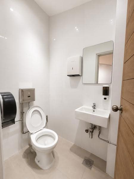 Prinsep Place, 76 Prinsep Street, Beach Road / Bugis / Rochor, 1,506 sqft, Office For Rent, by Pauline Chia, 500247536 - Bathroom - CommercialGuru.com.sg