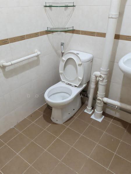 239 Bukit Batok East Avenue 5, 239 Bukit Batok East Avenue 5, Dairy Farm / Bukit Panjang / Choa Chu Kang, Room Rental, 200 sqft, HDB Flat For Rent, by Doris Kang, 500247556 - Bathroom - PropertyGuru.com.sg