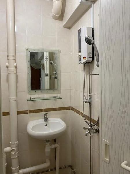 239 Bukit Batok East Avenue 5, 239 Bukit Batok East Avenue 5, Dairy Farm / Bukit Panjang / Choa Chu Kang, Room Rental, 200 sqft, HDB Flat For Rent, by Doris Kang, 500247556 - Bathroom - PropertyGuru.com.sg