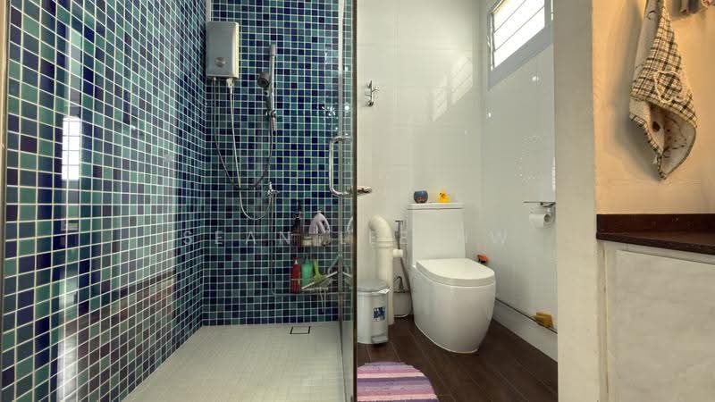 506 Bedok North Avenue 3, 506 Bedok North Avenue 3, Bedok / Upper East Coast, 3 Bedrooms, 1,281 sqft, HDB Flat For Sale, by Sean Lee HW, 500247702 - Master bathroom - PropertyGuru.com.sg