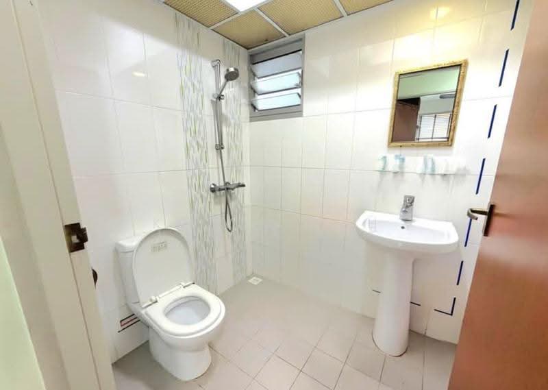 591A Ang Mo Kio Street 51, 591A Ang Mo Kio Street 51, Ang Mo Kio / Bishan / Thomson, 2 Bedrooms, 732 sqft, HDB Flat For Sale, by Kelvin Poh, 500247706 - Bathroom - PropertyGuru.com.sg