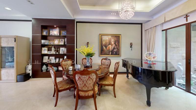 Renovated Freehold 2.5-storey near MRT & Red Swastika School, Tanah Merah, Bedok, Peakview Estate, Bedok / Upper East Coast, 5 Bedrooms, 4,500 sqft, Terraced House For Sale, by Leon Lim, 500247719 - Dining Room - PropertyGuru.com.sg