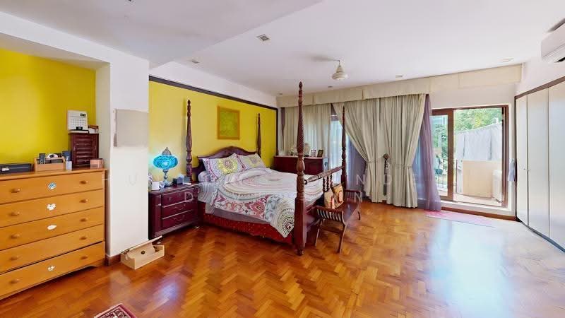 Renovated Freehold 2.5-storey near MRT & Red Swastika School, Tanah Merah, Bedok, Peakview Estate, Bedok / Upper East Coast, 5 Bedrooms, 4,500 sqft, Terraced House For Sale, by Leon Lim, 500247719 - Master Bedroom - PropertyGuru.com.sg