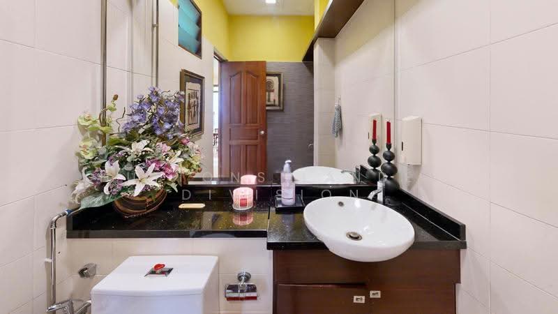Renovated Freehold 2.5-storey near MRT & Red Swastika School, Tanah Merah, Bedok, Peakview Estate, Bedok / Upper East Coast, 5 Bedrooms, 4,500 sqft, Terraced House For Sale, by Leon Lim, 500247719 - Bathroom - PropertyGuru.com.sg