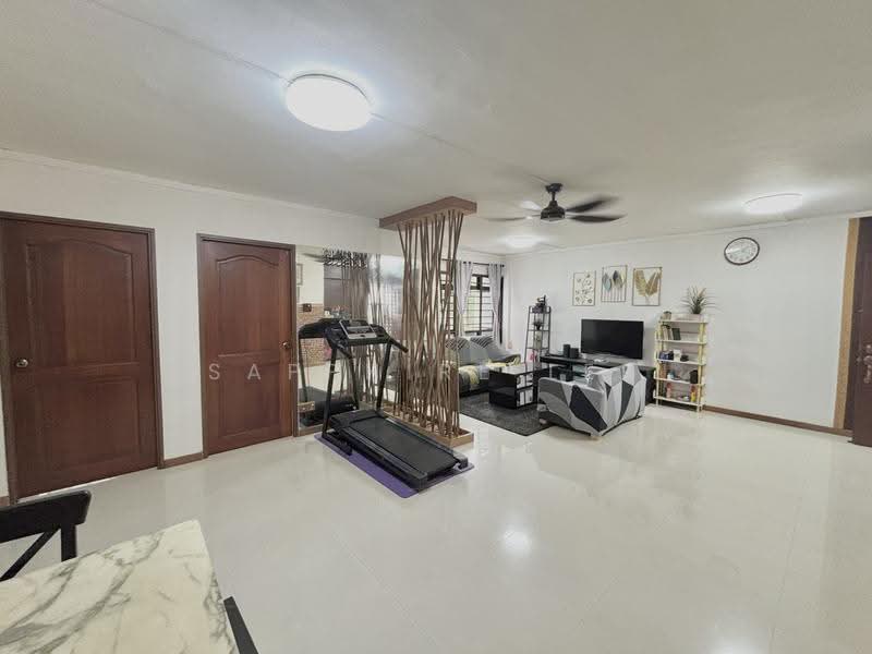 421 Canberra Road, 421 Canberra Road, Sembawang / Yishun, 3 Bedrooms, 1,184 sqft, HDB Flat For Sale, by Sapphire Lee, 500247725 - Living Room - PropertyGuru.com.sg