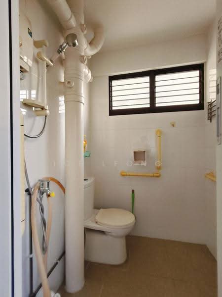 217 Tampines Street 23, 217 Tampines Street 23, Pasir Ris / Tampines, 2 Bedrooms, 904 sqft, HDB Flat For Sale, by Ice Leong, 500247782 - Bathroom - PropertyGuru.com.sg