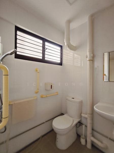 217 Tampines Street 23, 217 Tampines Street 23, Pasir Ris / Tampines, 2 Bedrooms, 904 sqft, HDB Flat For Sale, by Ice Leong, 500247782 - Bathroom - PropertyGuru.com.sg