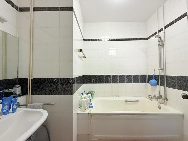 The Summit, 451 Upper East Coast Road, Bedok / Upper East Coast, Room Rental, 200 sqft, Condominium For Rent, by Aislin Teo, 500247857 - Bathroom - PropertyGuru.com.sg