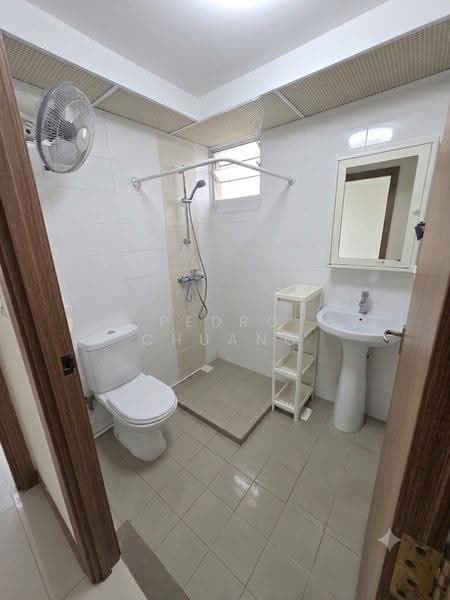 451B Bukit Batok West Avenue 6, 451B Bukit Batok West Avenue 6, Dairy Farm / Bukit Panjang / Choa Chu Kang, 3 Bedrooms, 1,216 sqft, HDB Flat For Sale, by Pedro Chuang, 500247864 - Common Bathroom - PropertyGuru.com.sg