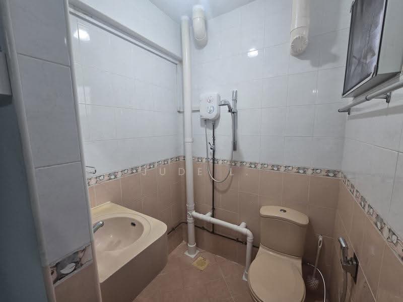 319 Clementi Avenue 4, 319 Clementi Avenue 4, Buona Vista / West Coast / Clementi New Town, Room Rental, 110 sqft, HDB Flat For Rent, by Jude L., 500247875 - Bathroom - PropertyGuru.com.sg