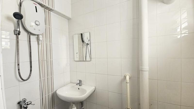 404 Pandan Gardens, 404 Pandan Gardens, Boon Lay / Jurong / Tuas, 3 Bedrooms, 1,119 sqft, HDB Flat For Sale, by Soh Maine, 500247877 - Bathroom - PropertyGuru.com.sg