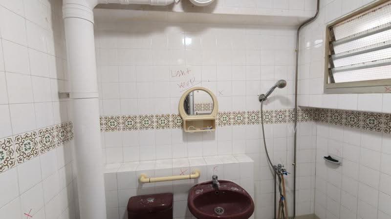 840 Jurong West Street 81, 840 Jurong West Street 81, Boon Lay / Jurong / Tuas, 3 Bedrooms, 1,367 sqft, HDB Flat For Sale, by Tan Hock Siew, 500247965 - Bathroom - PropertyGuru.com.sg