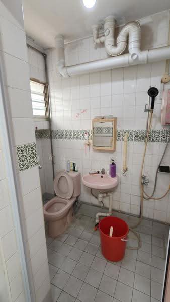 840 Jurong West Street 81, 840 Jurong West Street 81, Boon Lay / Jurong / Tuas, 3 Bedrooms, 1,367 sqft, HDB Flat For Sale, by Tan Hock Siew, 500247965 - Bathroom - PropertyGuru.com.sg