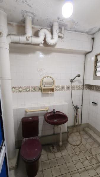 840 Jurong West Street 81, 840 Jurong West Street 81, Boon Lay / Jurong / Tuas, 3 Bedrooms, 1,367 sqft, HDB Flat For Sale, by Tan Hock Siew, 500247965 - Bathroom - PropertyGuru.com.sg
