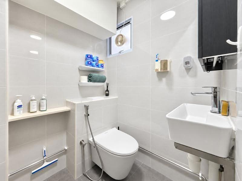 52 Kent Road, 52 Kent Road, Farrer Park / Serangoon Rd, 3 Bedrooms, 980 sqft, HDB Flat For Sale, by Christine Chin, 500247987 - Bathroom - PropertyGuru.com.sg