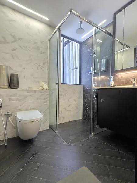 Mayfair Modern, 2 Rifle Range Road, Clementi Park / Upper Bukit Timah, 2 Bedrooms, 850 sqft, Condominium For Rent, by Melina Yap, 500248014 - Master Bathroom - PropertyGuru.com.sg