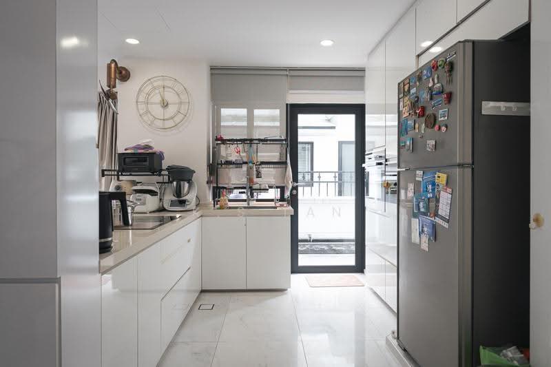 Gentle Villas, 74 Gentle Drive, Newton / Novena, 5 Bedrooms, 3,900 sqft, Semi-Detached House For Sale, by K.S Tan, 500248048 - Kitchen - PropertyGuru.com.sg