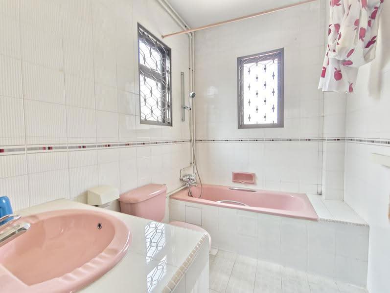 Corner Terrace at Truro Road, Freehold, Near Farrer Park MRT CitySquare Mall, Truro Road, Farrer Park / Serangoon Rd, 4 Bedrooms, 2,640 sqft, Corner Terrace For Sale, by Alex Lim, 500248060 - Bathroom - PropertyGuru.com.sg