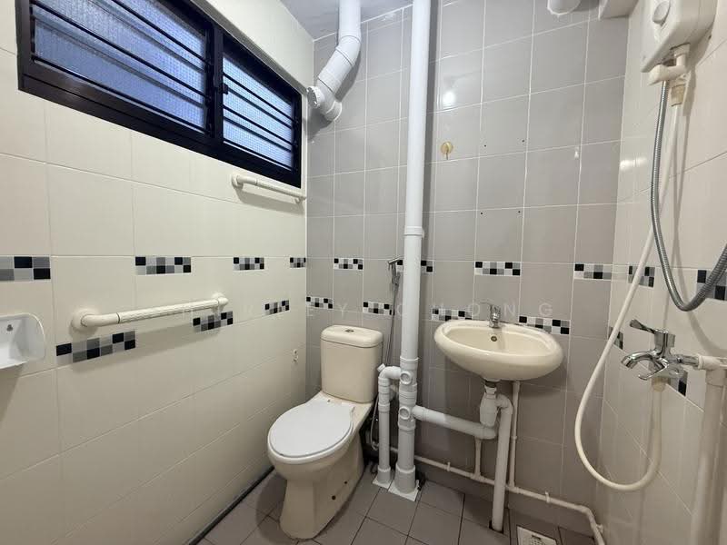 204 Yishun Street 21, 204 Yishun Street 21, Sembawang / Yishun, 2 Bedrooms, 721 sqft, HDB Flat For Rent, by Shirley Chong, 500248083 - Master Bathroom - PropertyGuru.com.sg