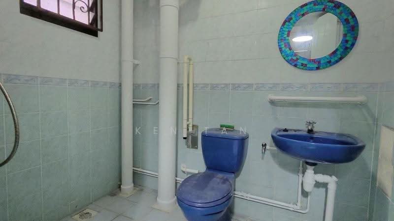 22 Jalan Membina, 22 Jalan Membina, Alexandra / Commonwealth, 3 Bedrooms, 969 sqft, HDB Flat For Sale, by Ken Tan, 500248150 - Bathroom - PropertyGuru.com.sg
