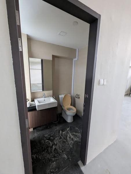 Apex @ Henderson, 201 Henderson Road Singapore, Alexandra / Commonwealth, 3,165 sqft, Light Industrial (B1) For Sale, by Law Viona, 500248179 - Bathroom - CommercialGuru.com.sg