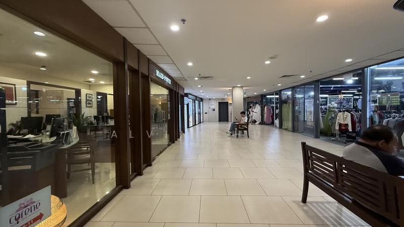 Lucky Plaza, 304 Orchard Road, Orchard / River Valley, 400 sqft, Mall Shop For Rent, by Alvin Chua, 500248254 - Corridor - CommercialGuru.com.sg