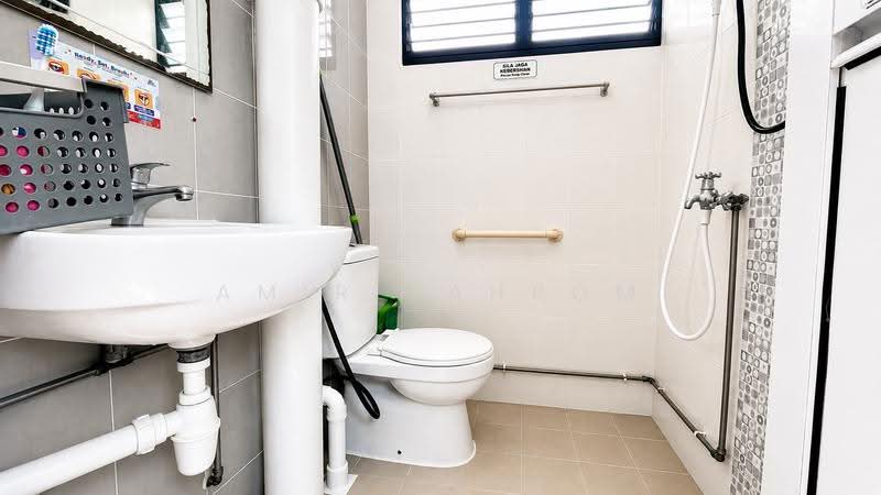480 Jurong West Street 41, 480 Jurong West Street 41, Boon Lay / Jurong / Tuas, 2 Bedrooms, 721 sqft, HDB Flat For Sale, by Amir Bahrom, 500248274 - Bathroom - PropertyGuru.com.sg