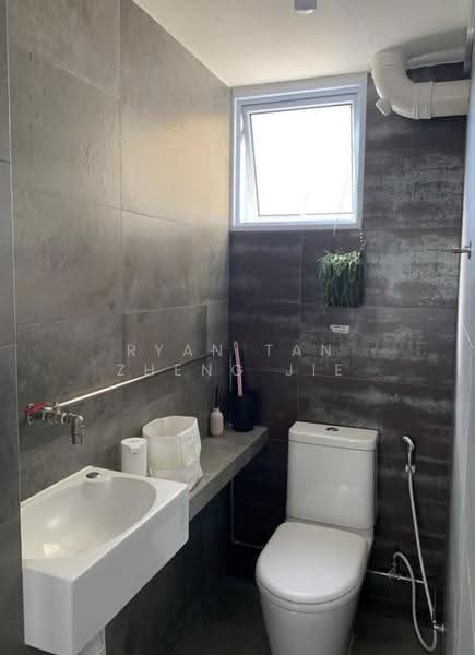 806 King George's Avenue, 806 King George's Avenue, Farrer Park / Serangoon Rd, 2 Bedrooms, 635 sqft, HDB Flat For Sale, by Ryan Tan Zheng Jie, 500248337 - Bathroom - PropertyGuru.com.sg