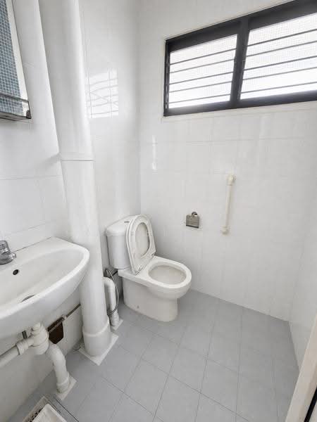 351 Clementi Avenue 2, 351 Clementi Avenue 2, Buona Vista / West Coast / Clementi New Town, 2 Bedrooms, 721 sqft, HDB Flat For Sale, by Rachel Tan, 500248350 - Bathroom - PropertyGuru.com.sg