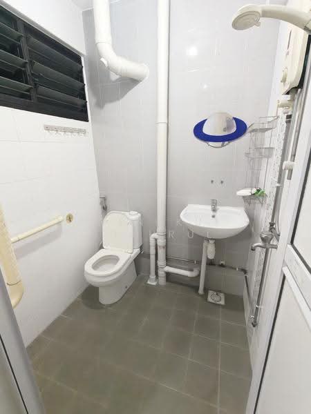103 Bedok Reservoir Road, 103 Bedok Reservoir Road, Bedok / Upper East Coast, 2 Bedrooms, 721 sqft, HDB Flat For Sale, by TENGKU SHAHRUL, 500248385 - Bathroom - PropertyGuru.com.sg