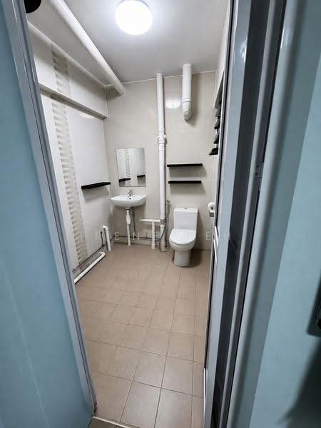 447 Jurong West Street 42, 447 Jurong West Street 42, Boon Lay / Jurong / Tuas, 3 Bedrooms, 1,098 sqft, HDB Flat For Rent, by Irene Peh, 500248394 - Bathroom - PropertyGuru.com.sg