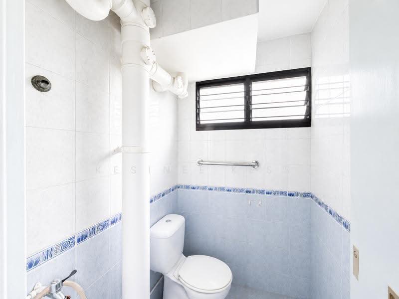 310 Clementi Avenue 4, 310 Clementi Avenue 4, Buona Vista / West Coast / Clementi New Town, 2 Bedrooms, 721 sqft, HDB Flat For Sale, by Kesinee Kess, 500248447 - Bathroom - PropertyGuru.com.sg